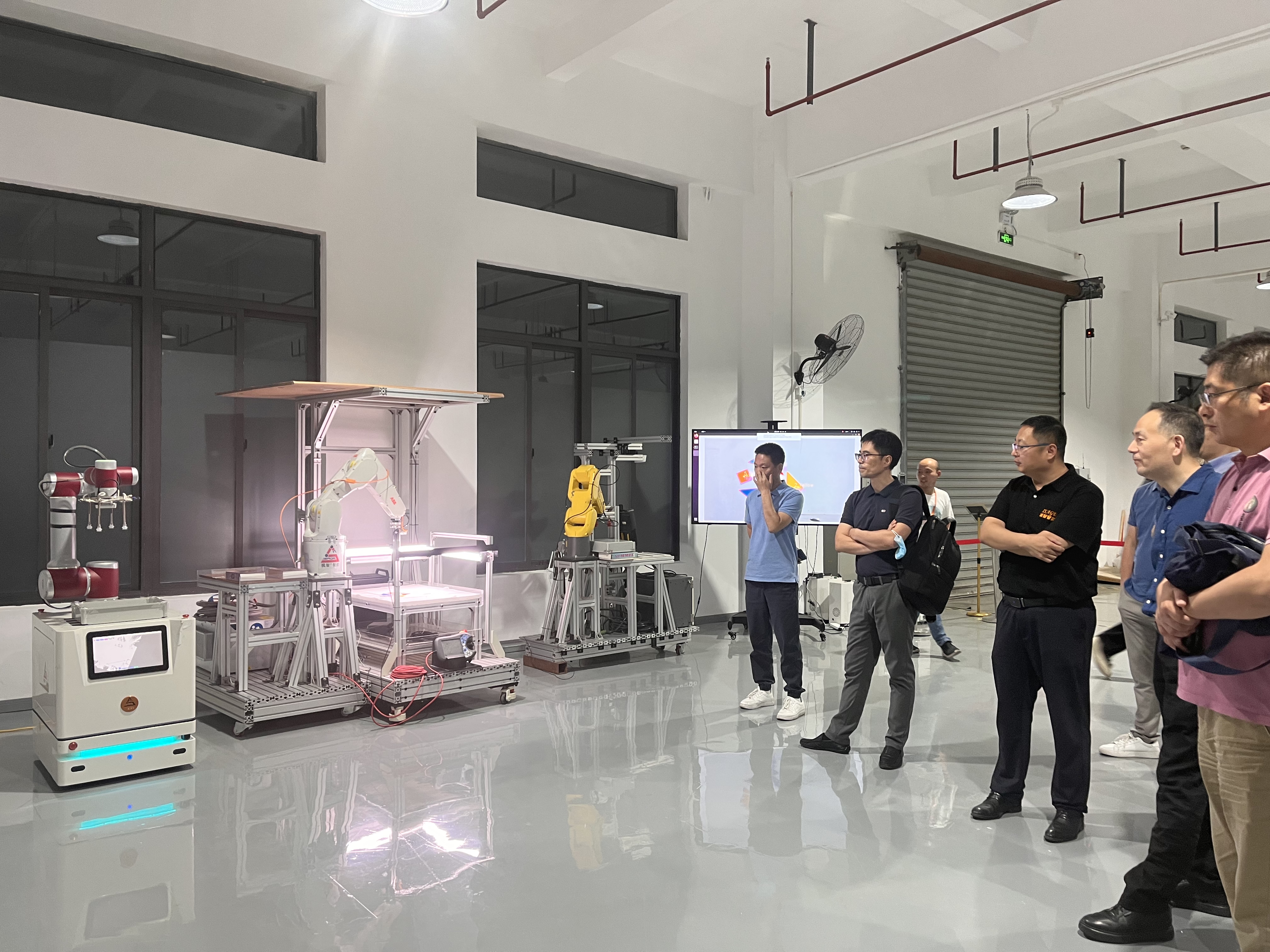 上海機器人產(chǎn)業(yè)技術(shù)研究院董事長鄭軍奇一行蒞臨颯智參觀指導(dǎo)(圖5)